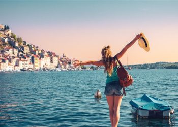 When Travelers Are Forced to Pause Due to Getting Lost or Unexpected Hardships: The Moment They Reassess Themselves and Find Inner Peace