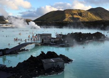 Iceland’s Blue Lagoon, Golden Circle, and Glaciers: Famous Attractions for Travelers
