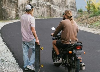 Connecting with Strangers and Nature: How Travelers Learn to Appreciate the Present Moment