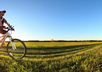 Choosing Locally-Supported Travel Products and Avoiding Over-Commercialized Attractions